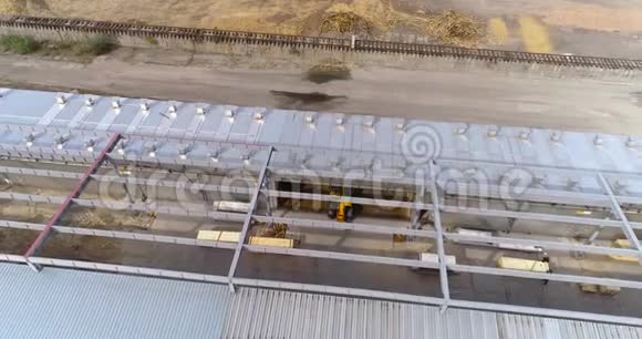 黄色推土机从仓库里移走木制木材在木材厂的鸟瞰图工作视频的预览图