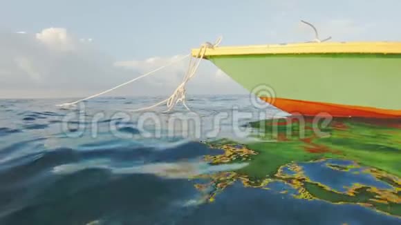 漂浮着五颜六色的马尔代夫渔船视频的预览图