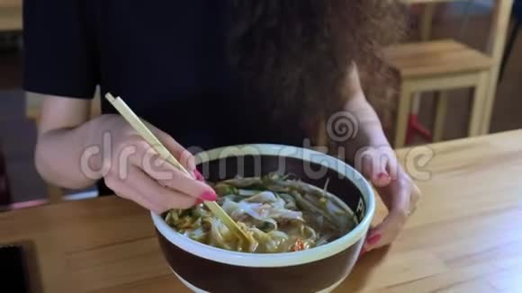 一个可爱的年轻亚洲女孩在亚洲咖啡馆里拍了一张pho汤的照片中国越南或日本咖啡馆或餐馆视频的预览图