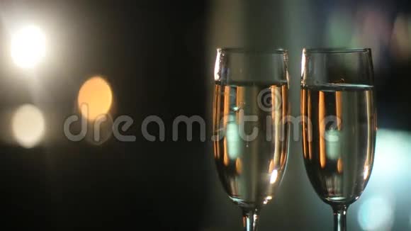 两杯带香槟的酒杯视频的预览图