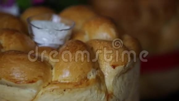 面包上的盐瓶视频的预览图