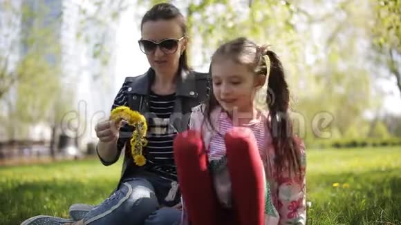 母亲为女儿织了一个蒲公英花圈她女儿给妈妈送花视频的预览图