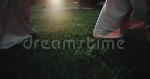 绿色草地上的特写舞蹈女孩红色史诗4k缓慢的动作视频的预览图