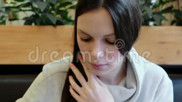 特写的黑发女人用叉子吃面包前景视频的预览图