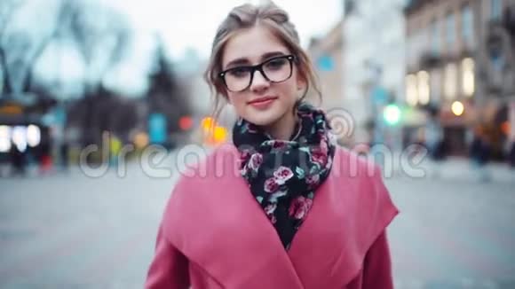 年轻漂亮的女人自信地走向相机玩得开心优雅的穿着积极的情绪城市环境视频的预览图