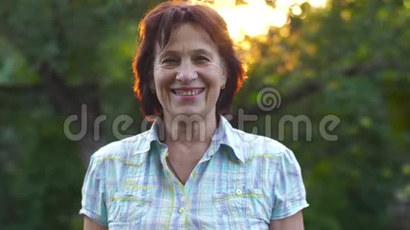夕阳下一位微笑的老妇人视频的预览图