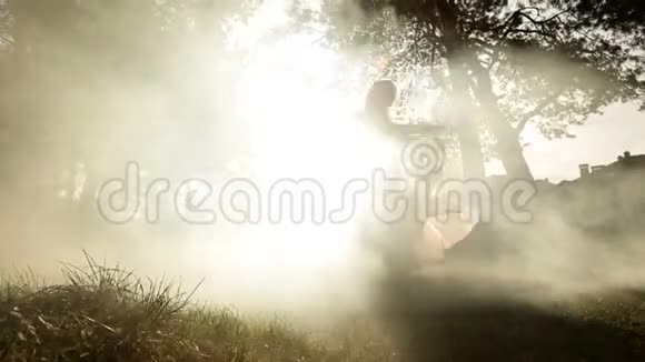 妩媚女子在雾中披着披肩翩翩起舞左右摇摆森林位置视频的预览图
