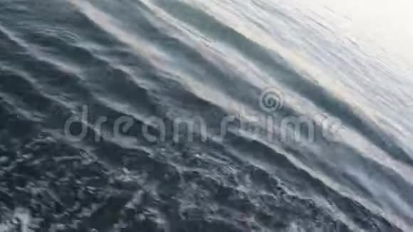 平静的波浪与船只视频的预览图