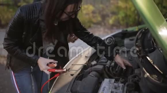 启动一辆汽车给一个死电池充电的电缆的详细镜头视频的预览图