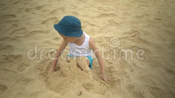 夏天可爱的男孩在热带海滩的沙滩上玩耍视频的预览图
