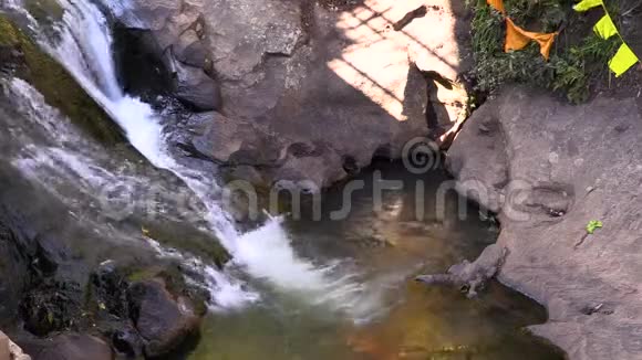白色的水流过小河的岩石视频的预览图