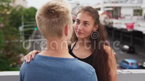 年轻一对相爱的情侣在城市大街约会视频的预览图