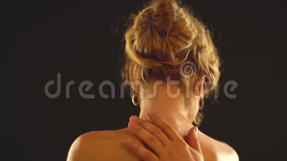 女人的脖子和男人的手帮助女孩穿珠宝视频的预览图