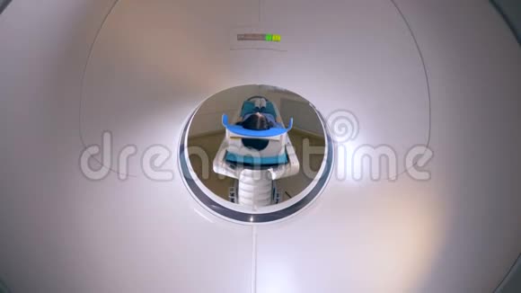 从工作CT机内部的视图视频的预览图