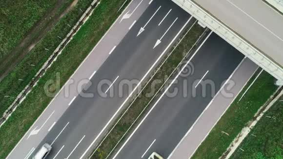 高速公路和汽车的空中景观乡村的戏剧性天空视频的预览图