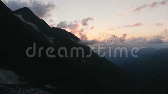 4k高加索高山的日落从无人机的视野视频的预览图