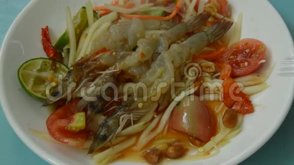 泰国香辣的青木瓜在生虾沙拉和叉勺上吃视频的预览图
