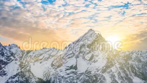 美丽的黄色日落时分山上覆盖着白雪视频的预览图