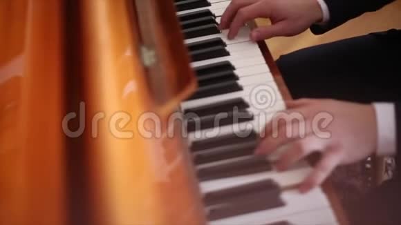 弹钢琴的人视频的预览图