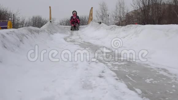 母亲和女儿一起在冬天的一天骑在冰山上动作缓慢视频的预览图