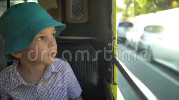 乘坐TukTuk出租车前往泰国的男孩游客视频的预览图