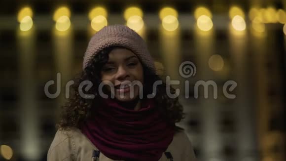谦虚的混血女孩脸上带着微笑乐观的人视频的预览图