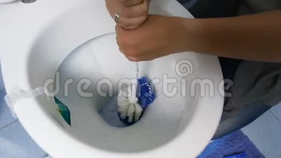 年轻女子用刷子洗脏马桶的特写视频视频的预览图