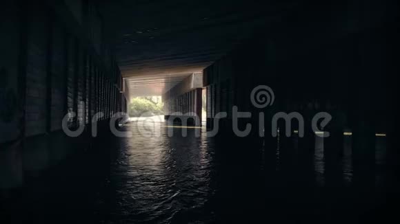 随着水流在桥下移动视频的预览图
