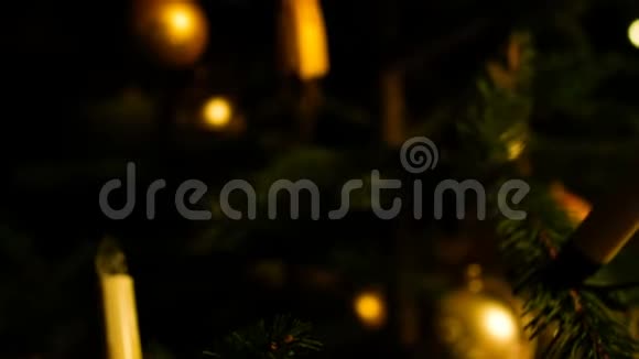 圣诞树上的玻璃球和蜡烛的细节拍摄夜晚的场景视频的预览图