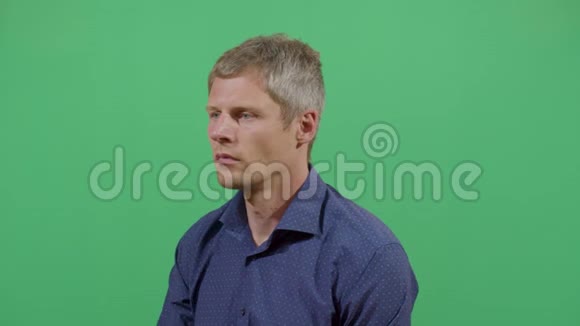 一名成年男子展示的挫折手势视频的预览图