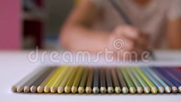 女设计师用彩色铅笔在桌子上画画视频的预览图