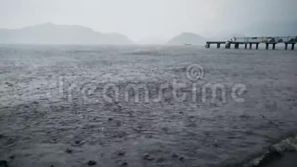 4k片海上暴雨视频的预览图