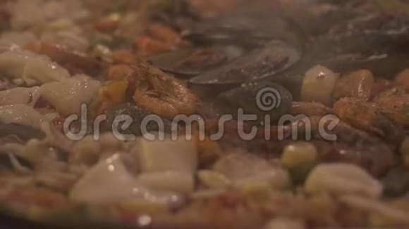 将新鲜的贻贝虾和鱿鱼在热锅上煎炸工艺准备新鲜海鲜食物烹饪概念视频的预览图