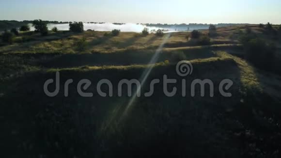一个农村地区土地和风景的空中景色视频的预览图