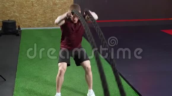 年轻的肌肉男在健身房做重绳训练视频的预览图
