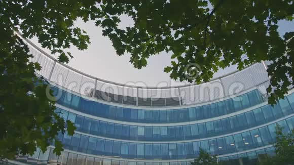 现代玻璃商务办公大楼全景晴天的现代建筑视频的预览图