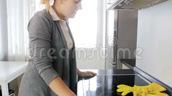 疲惫的家庭主妇站在厨房靠在台面上的慢镜头视频的预览图