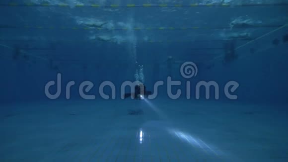 潜水者在深池潜水课程训练中使用水下灯光视频的预览图