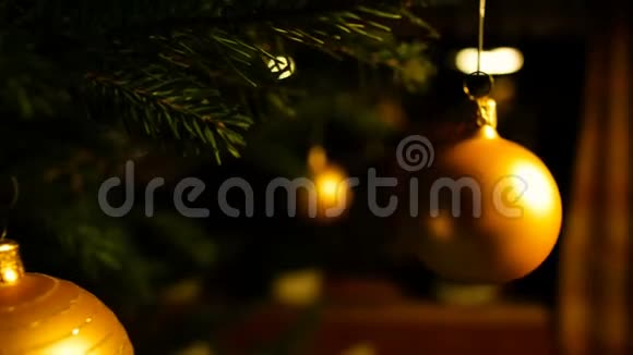 圣诞树上的玻璃球和蜡烛的细节拍摄夜晚的场景视频的预览图