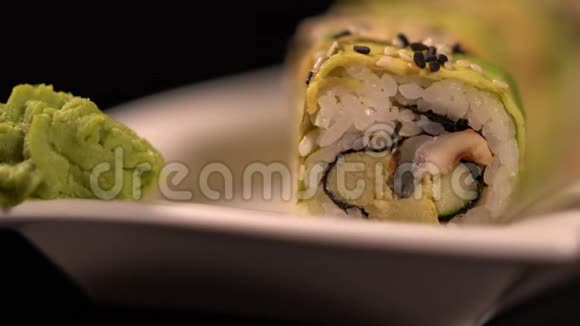一个人用筷子拿起寿司卷视频的预览图