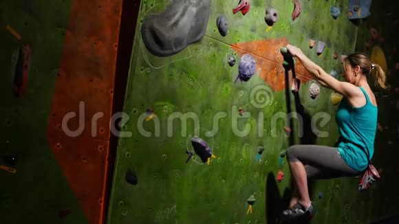 一名女子攀岩者接受训练以克服攀岩者在墙上的障碍专业救援人员慢动作视频的预览图