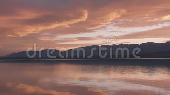 在新西兰南岛坎特伯雷高地普卡基湖欣赏日落视频的预览图