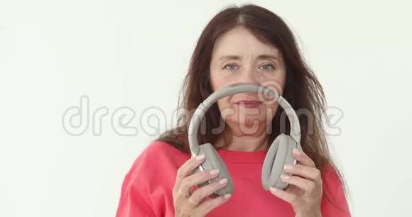 成熟女性听音乐无线耳机视频的预览图