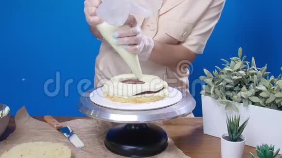 小企业和爱好概念糕点厨师做蛋糕视频的预览图
