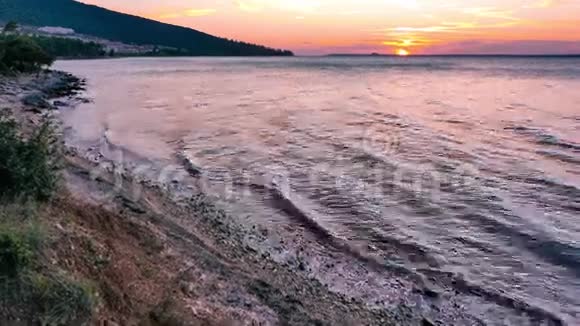 日落时沙滩上的海浪4k视频的预览图