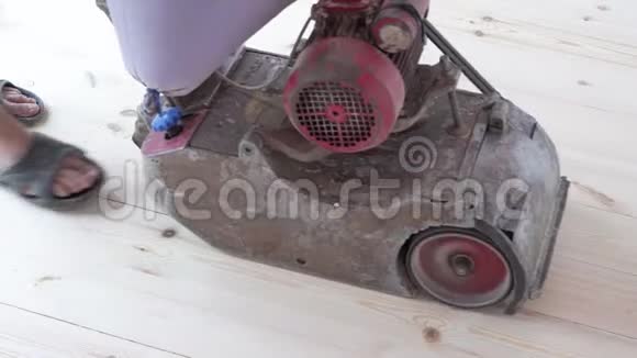 用砂轮机打磨木地板视频的预览图