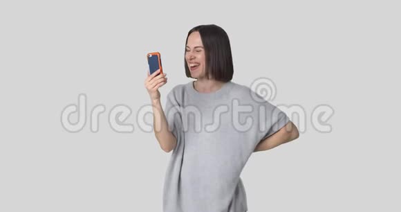 快乐的女人用手机聊天视频的预览图