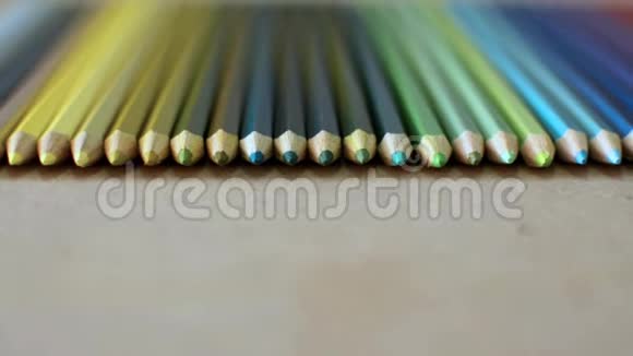 彩色铅笔在木制纹理上关闭彩色铅笔的镜头视频的预览图