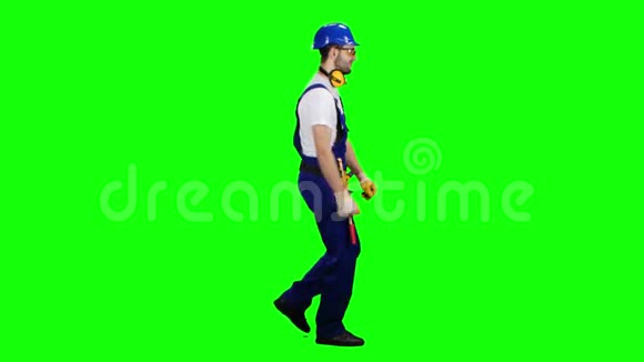 承包商带着头盔和工具去找对象绿色屏幕侧视图视频的预览图