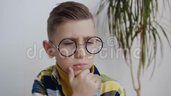 特写镜头男生思维的画像那个戴着眼镜的蓝眼睛的小学生是在看视频的预览图